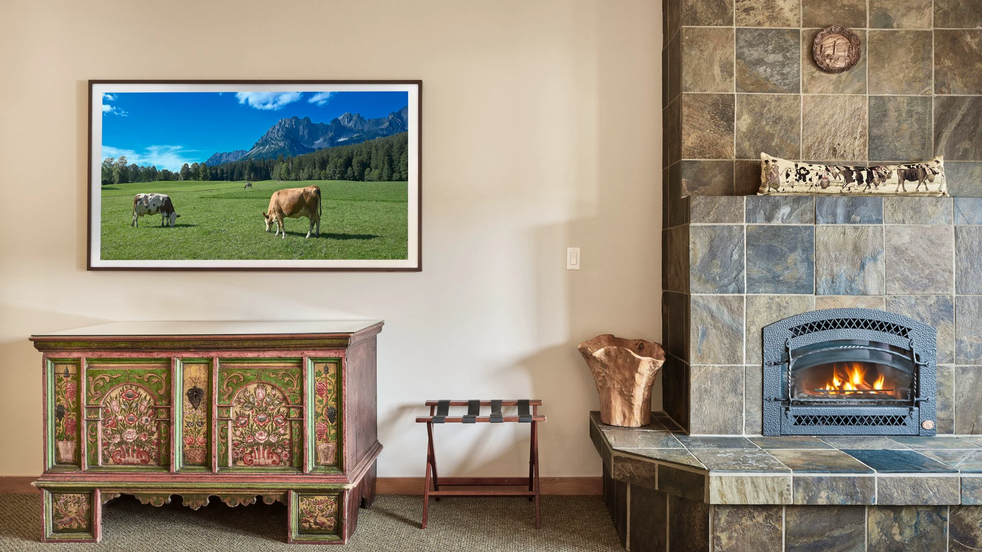 Spring Suite fireplace and Truhe